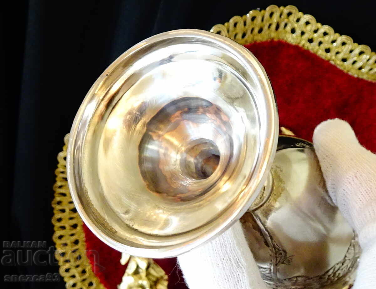 Παράδοση Ασημένιο ποτήρι κρασιού, ποτήρι με αμπέλια και σταφύλια