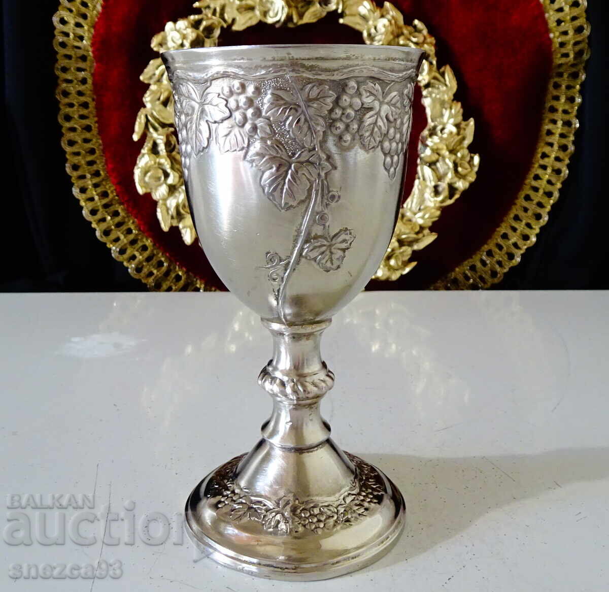 Ασημένιο ποτήρι κρασιού, ποτήρι με αμπέλια και σταφύλια