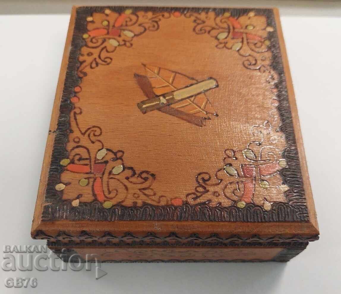 Доставка на Дървена кутия табакера за цигари, 12,5 х 11 см. Доставка на Дървена кутия табакера за цигари, 12,5 х 11 см.