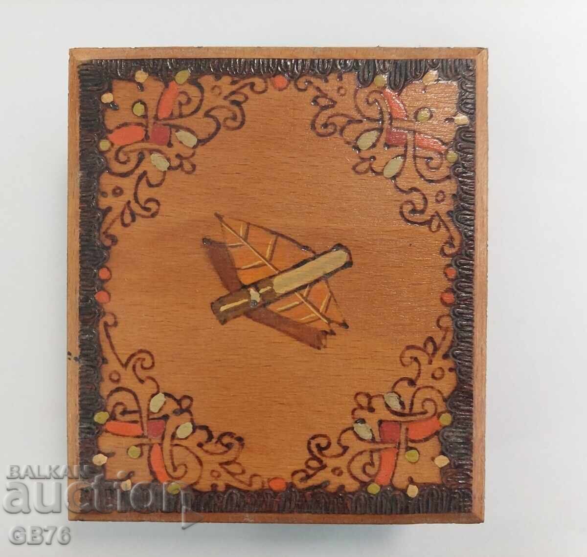 Дървена кутия табакера за цигари, 12,5 х 11 см. Дървена кутия табакера за цигари, 12,5 х 11 см.