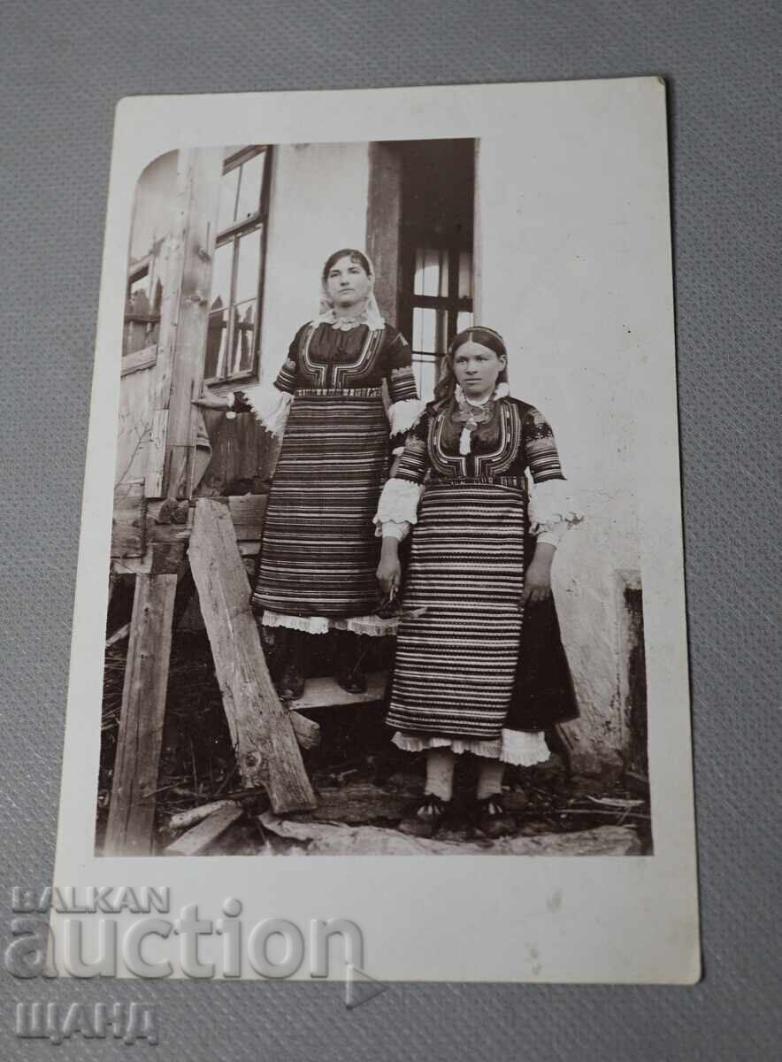 1920 Ταχυδρομική κάρτα φωτογραφία γυναίκες με παραδοσιακές φορεσιές