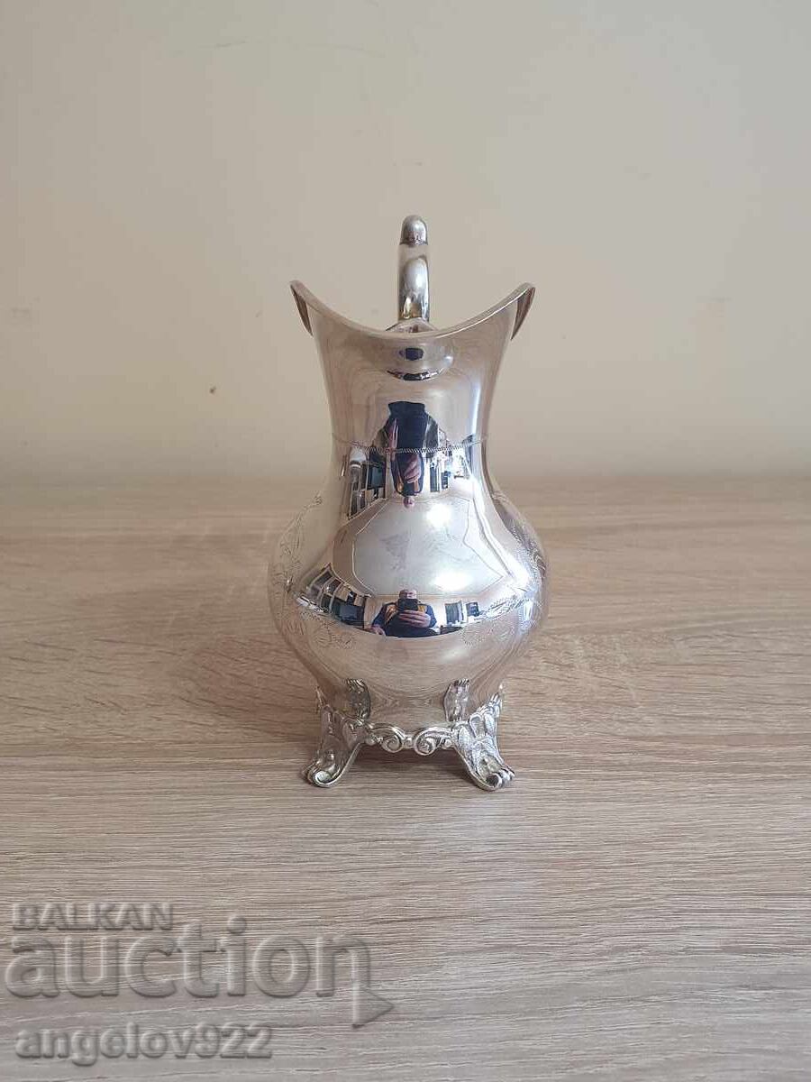 Δημοπρασία Χαραγμένο μεταλλικό κανάτι NS Δημοπρασία Χαραγμένο μεταλλικό κανάτι NS