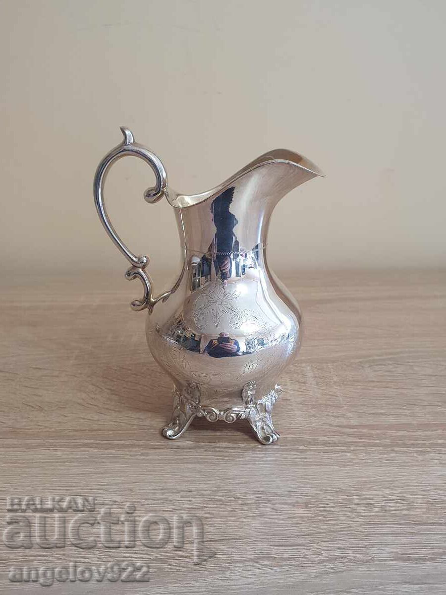 Παράδοση Χαραγμένο μεταλλικό κανάτι NS Παράδοση Χαραγμένο μεταλλικό κανάτι NS