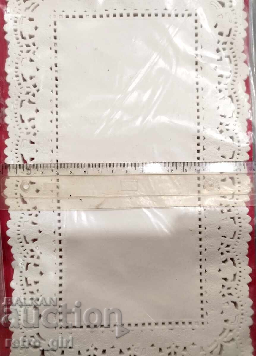 Доставка на 7 комплекта стари хартиени салфетки.