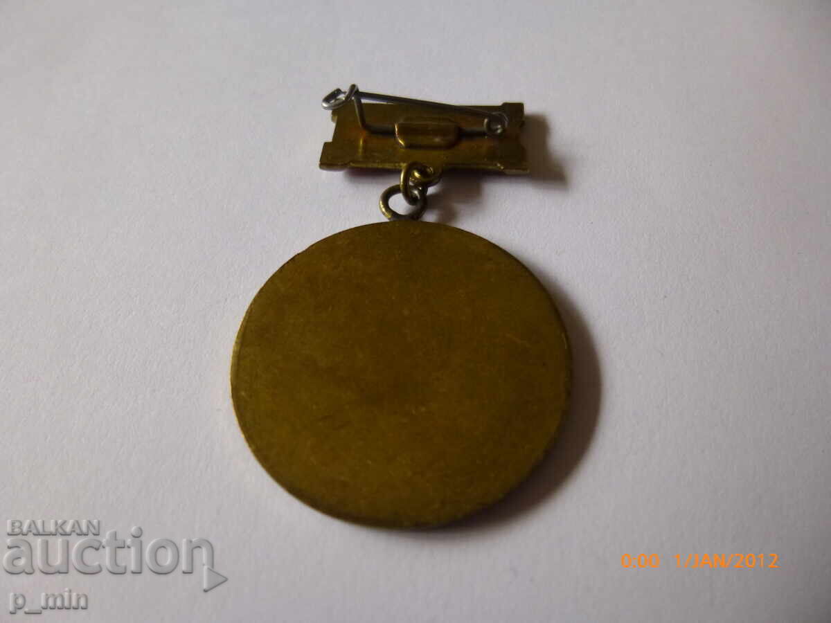 Insignă piept - 40 de ani. Ansamblul Reprezentativ al Construcțiilor cu preț 10.00 BGN | € 5.11