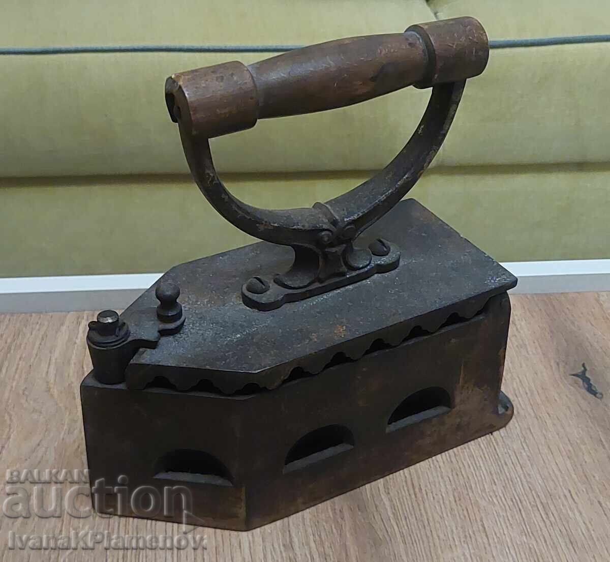 Σίδερο ρούχων vintage για συλλέκτες με τιμή € 26.00 | 50.85 BGN Σίδερο ρούχων vintage για συλλέκτες με τιμή € 26.00 | 50.85 BGN