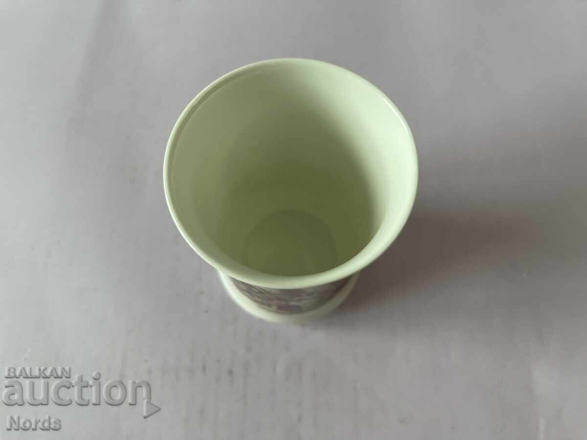 Licitație O cană frumoasă din porțelan Licitație O cană frumoasă din porțelan