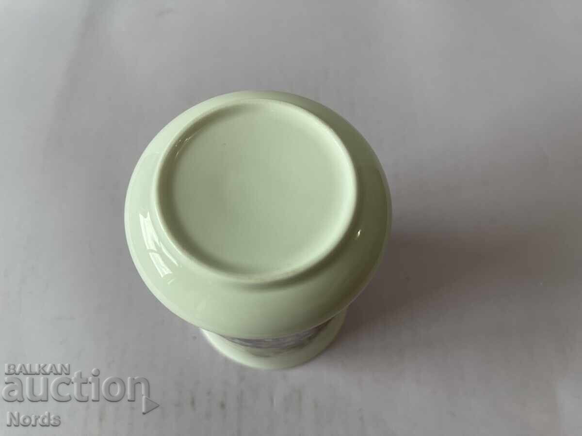 Livrarea O cană frumoasă din porțelan Livrarea O cană frumoasă din porțelan