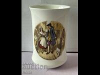 Красива порцеланова чаша