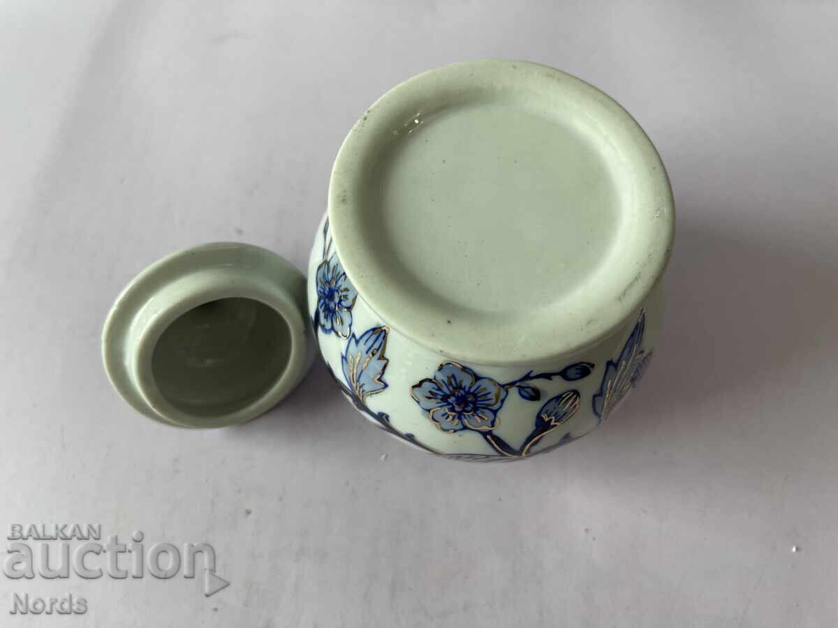 Livrarea Vasă de porțelan cu marcaje Livrarea Vasă de porțelan cu marcaje