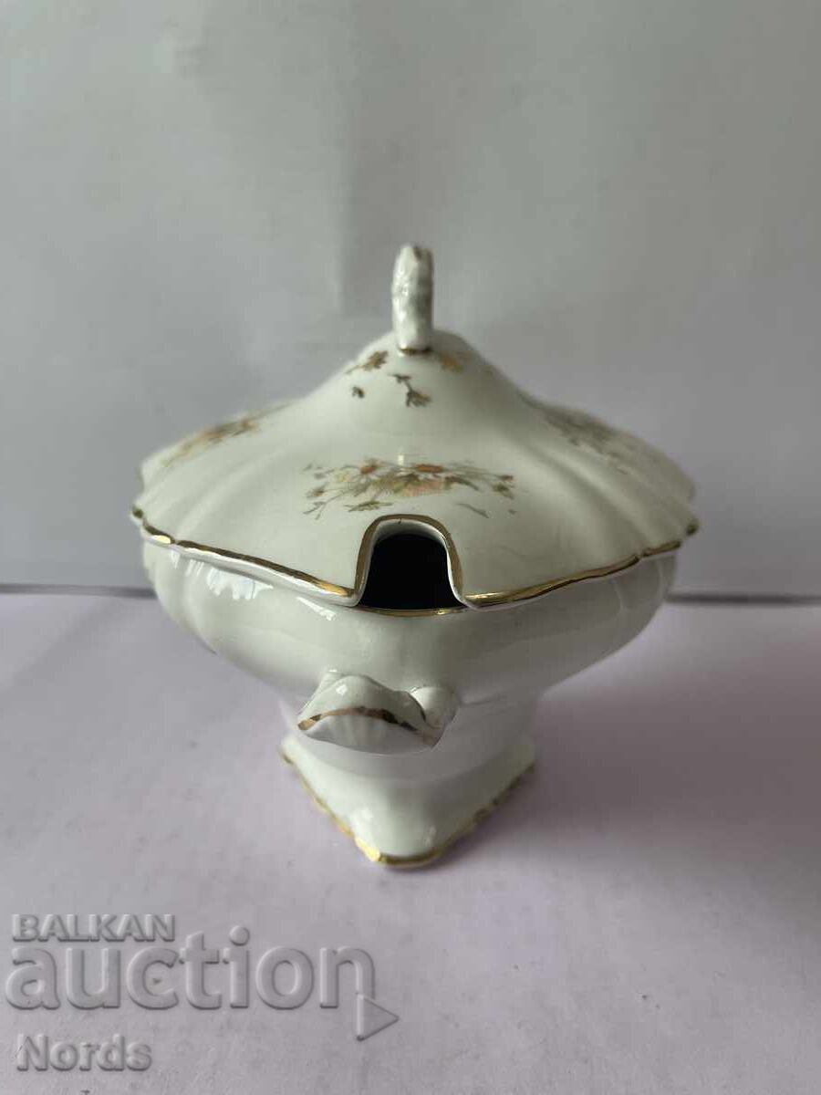 Un vas frumos din porțelan cu capac cu preț 14.00 BGN | € 7.16 Un vas frumos din porțelan cu capac cu preț 14.00 BGN | € 7.16