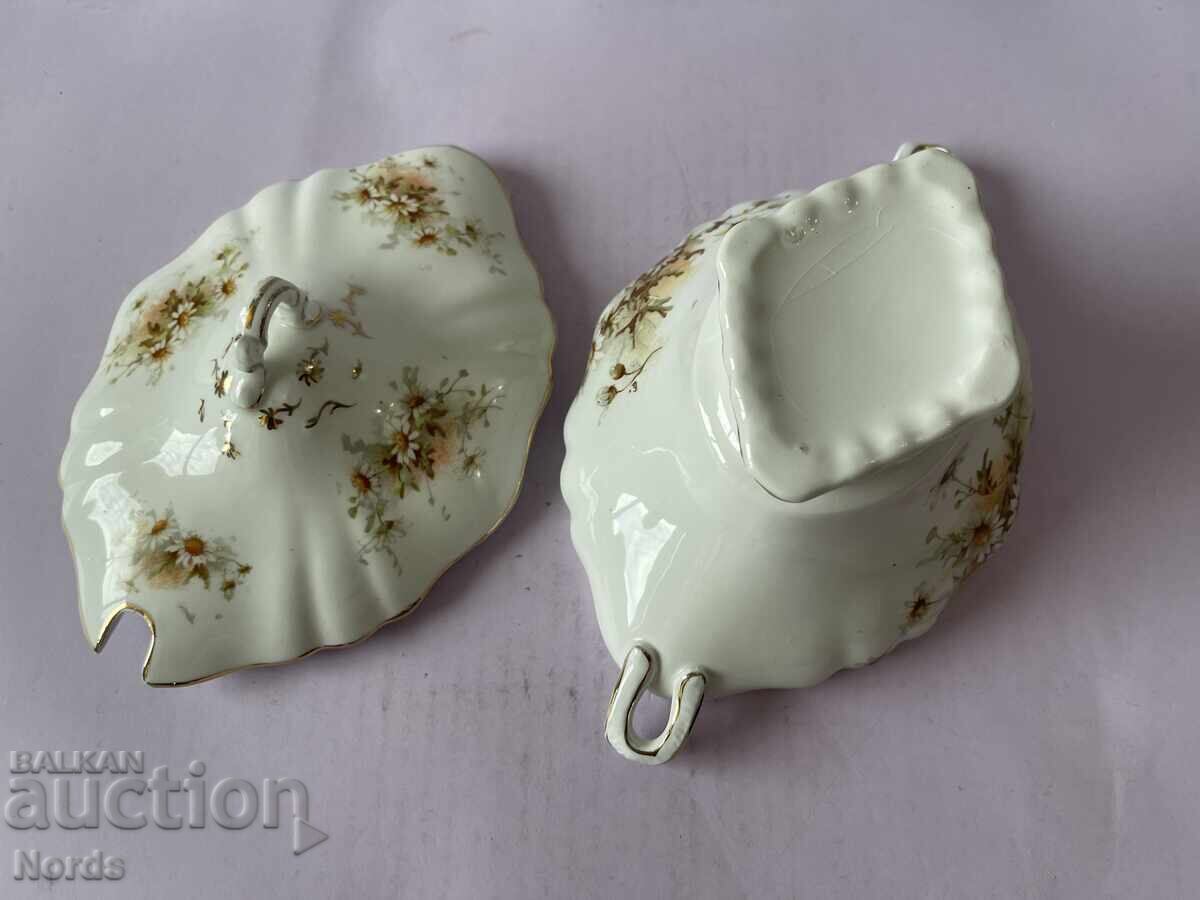 Licitație Un vas frumos din porțelan cu capac Licitație Un vas frumos din porțelan cu capac