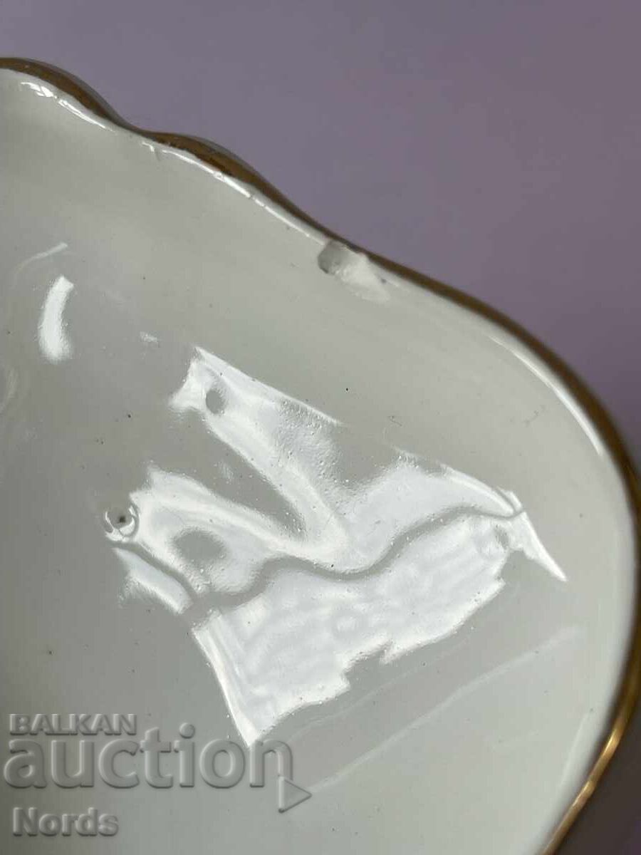 Un vas frumos din porțelan cu capac - 6 Un vas frumos din porțelan cu capac - 6