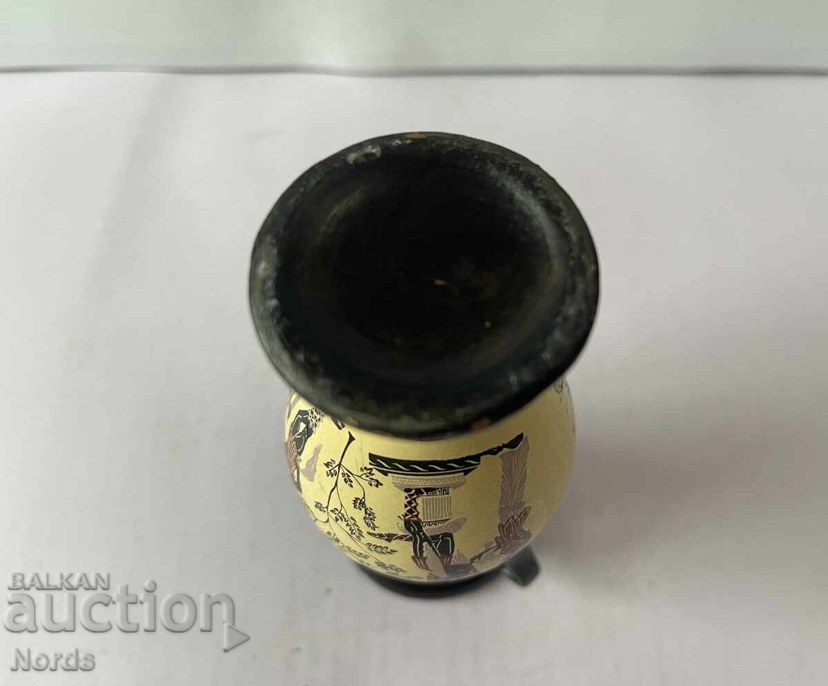 Доставка на Красива керамична вазичка Доставка на Красива керамична вазичка