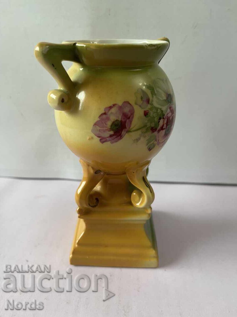 Vază de porțelan vintage cu preț 9.30 BGN | € 4.76 Vază de porțelan vintage cu preț 9.30 BGN | € 4.76