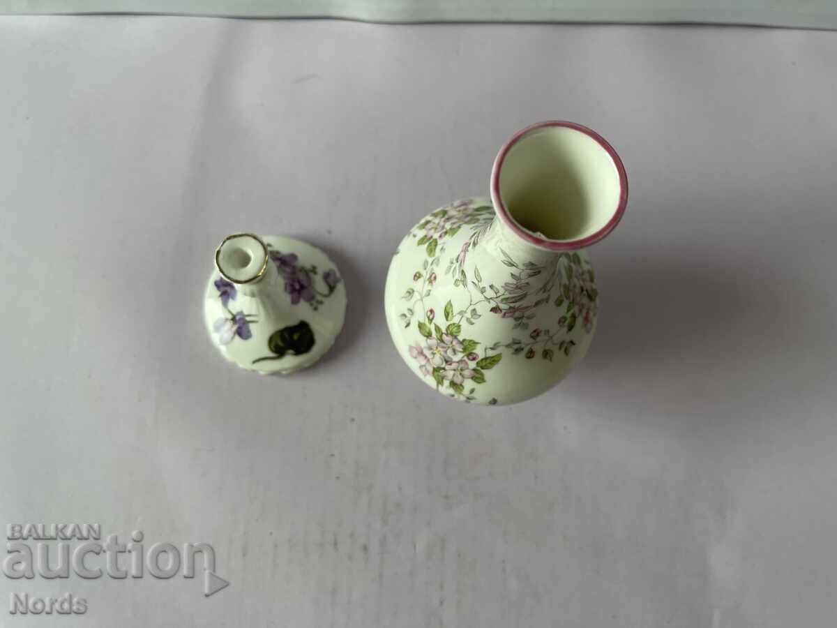 Доставка на Красива английска ваза и свещник