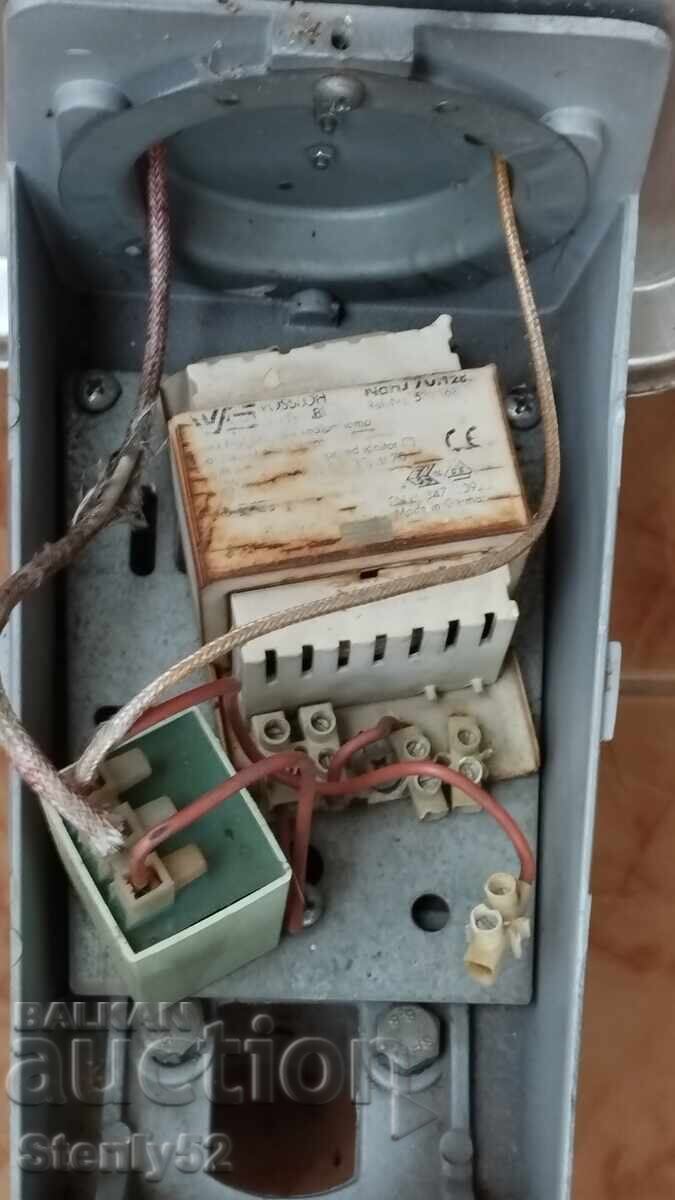 Δημοπρασία Παλιό φανάρι δρόμου από την εποχή του σοσιαλισμού