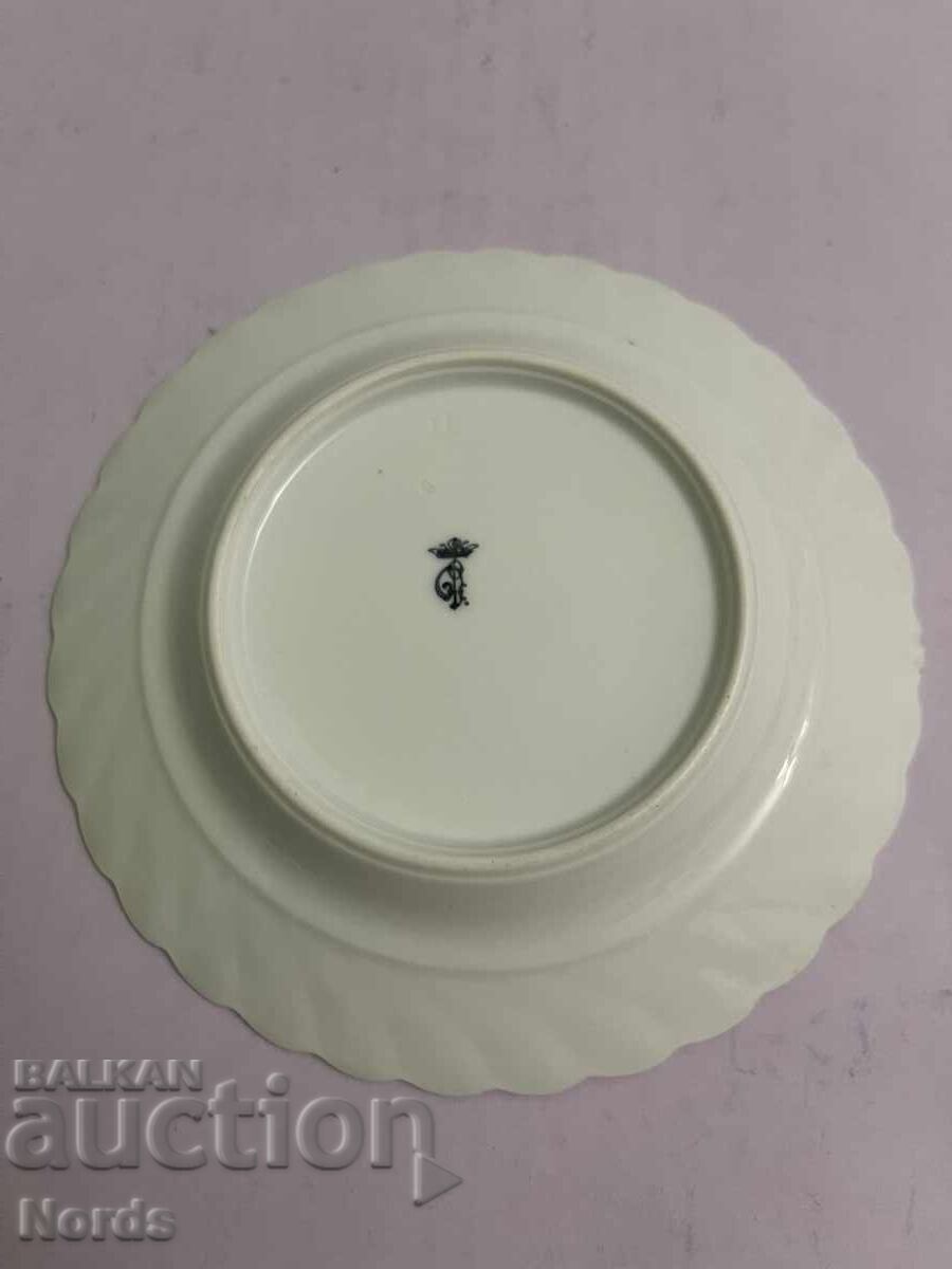 Licitație O farfurie frumoasa cu marcaje Licitație O farfurie frumoasa cu marcaje