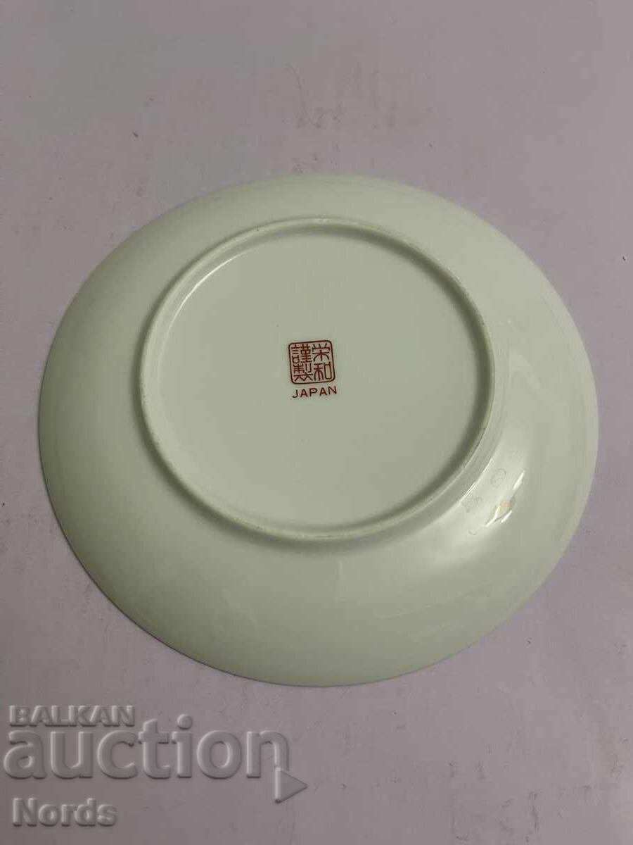 Licitație O farfurie frumoasa cu marcaje Licitație O farfurie frumoasa cu marcaje