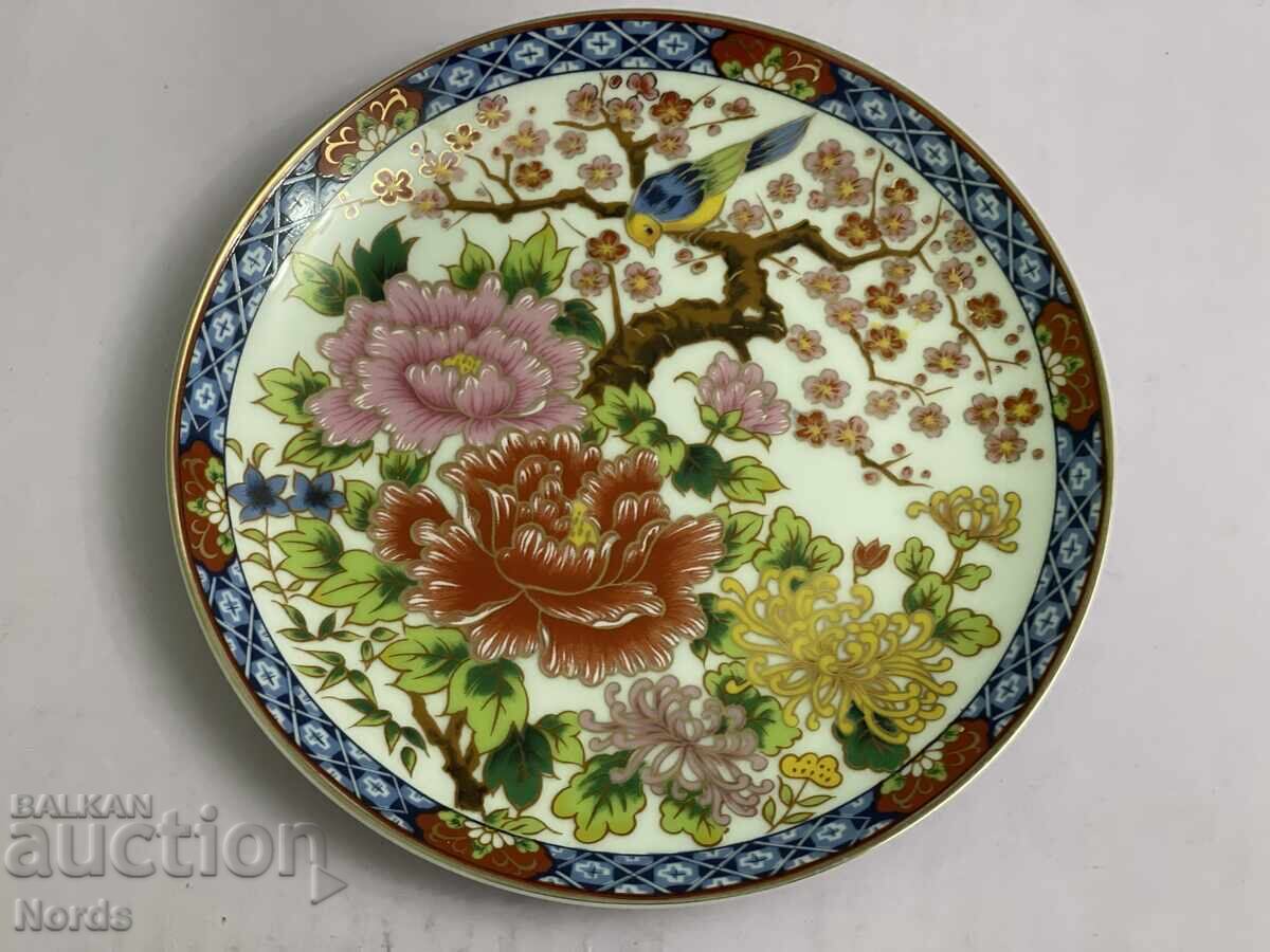 O farfurie frumoasa cu marcaje O farfurie frumoasa cu marcaje