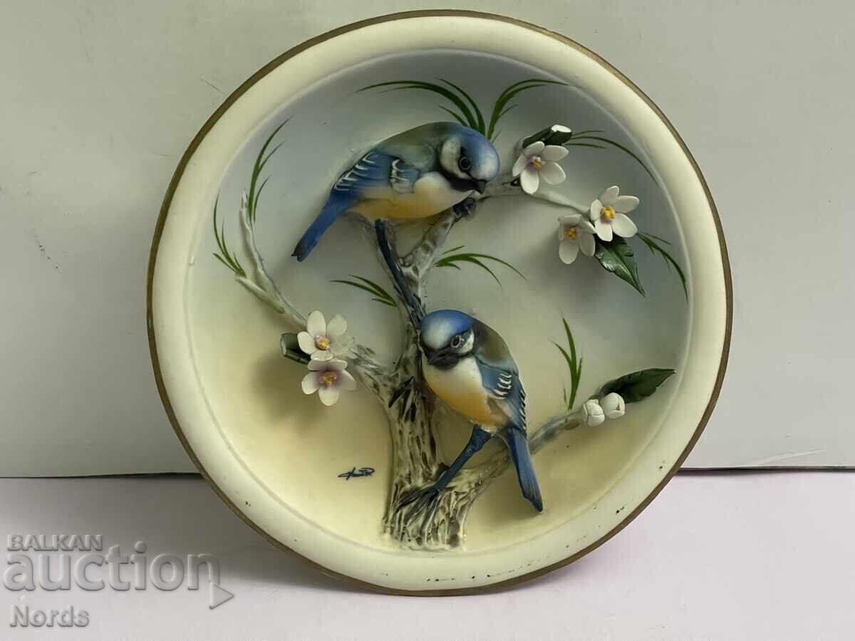 O farfurie frumoasa cu marcaje O farfurie frumoasa cu marcaje