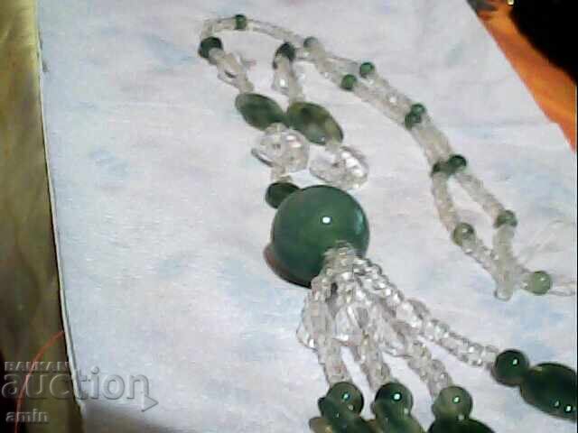 Όμορφο κολιέ με φυσικά πετράδια και χάντρες