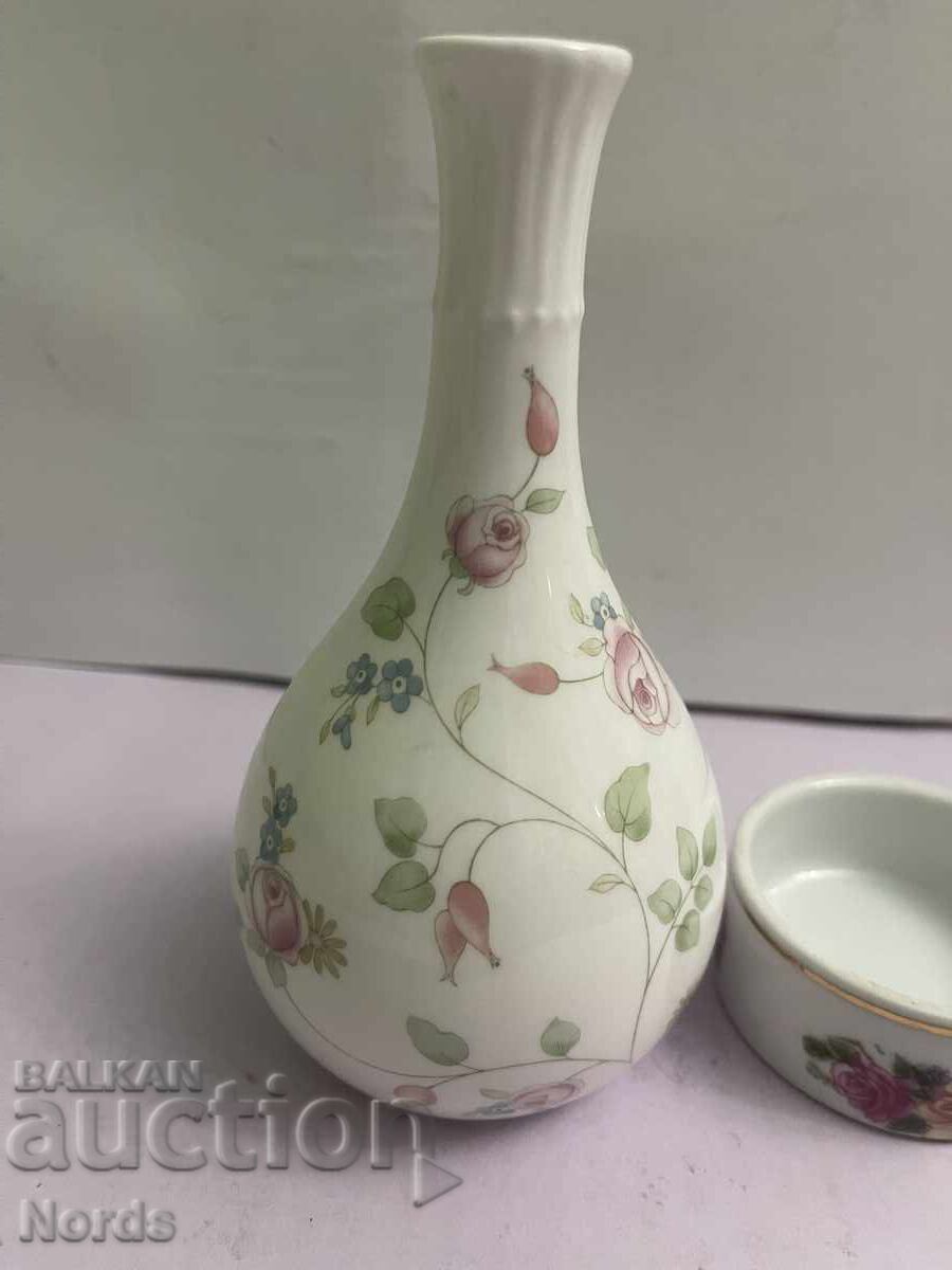 Vază Wedgwood cu preț 5.51 BGN | € 2.82 Vază Wedgwood cu preț 5.51 BGN | € 2.82