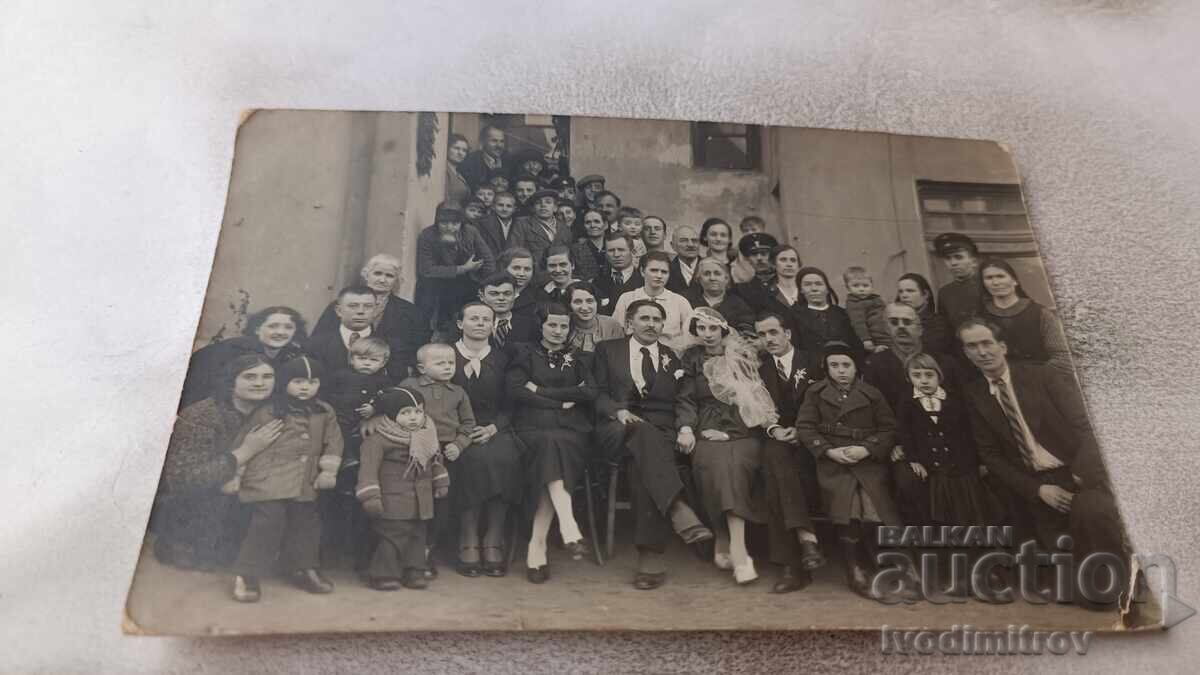 Φωτογραφία Νεόνυμφοι με τους φίλους τους