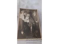 Fotografie: Bărbat și două femei tinere în uniforme de eroi