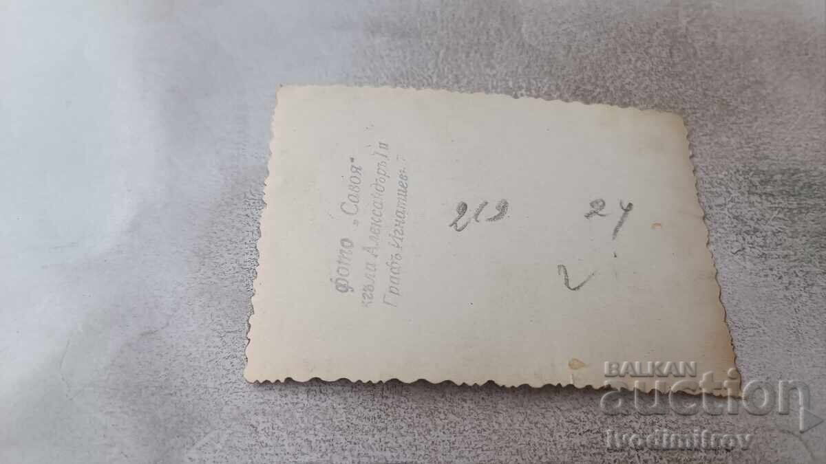 Snimka Sofiya Μια φωτογραφία από Σόφια: Ένας άντρας και ένα μικρό αγόρι στο πάρκο με τιμή 1.85 BGN | € 0.95