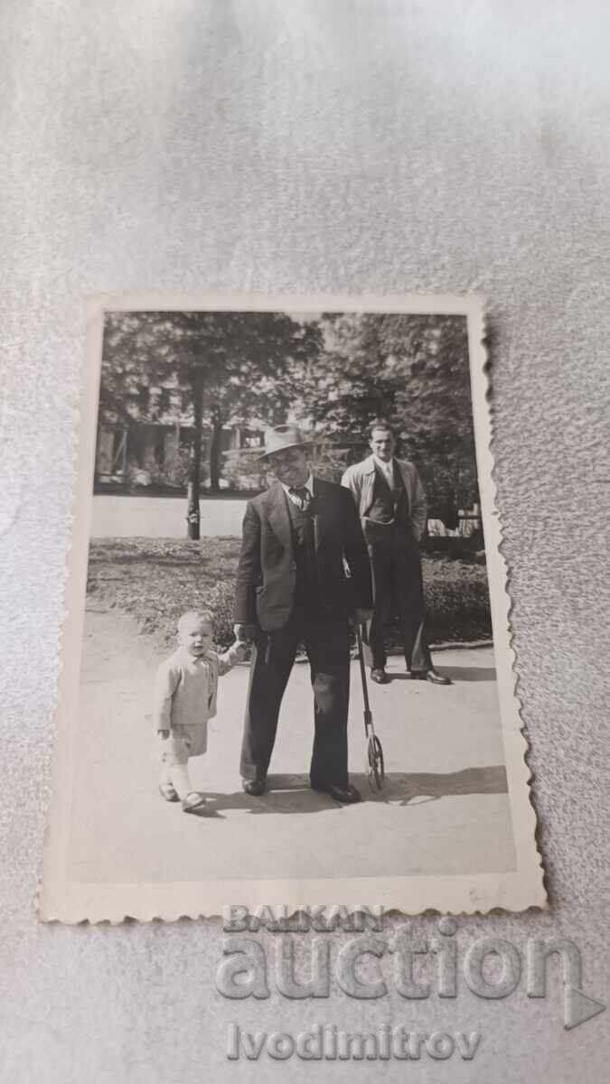 Snimka Sofiya Μια φωτογραφία από Σόφια: Ένας άντρας και ένα μικρό αγόρι στο πάρκο