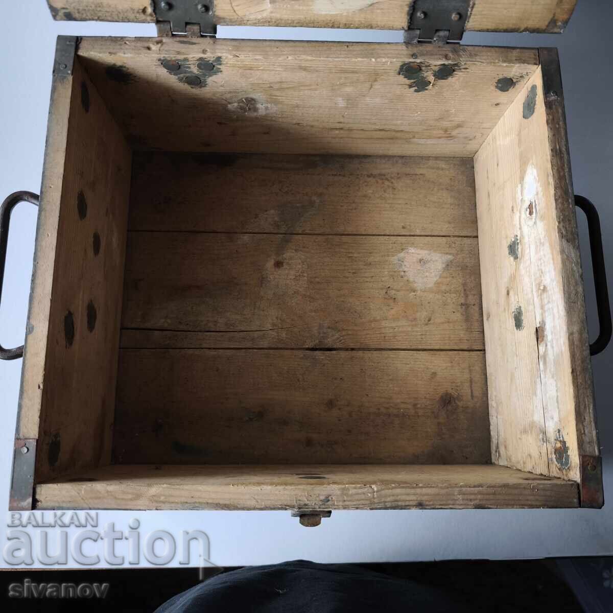 Licitație Ladă militară veche din lemn pentru cartușe #6218