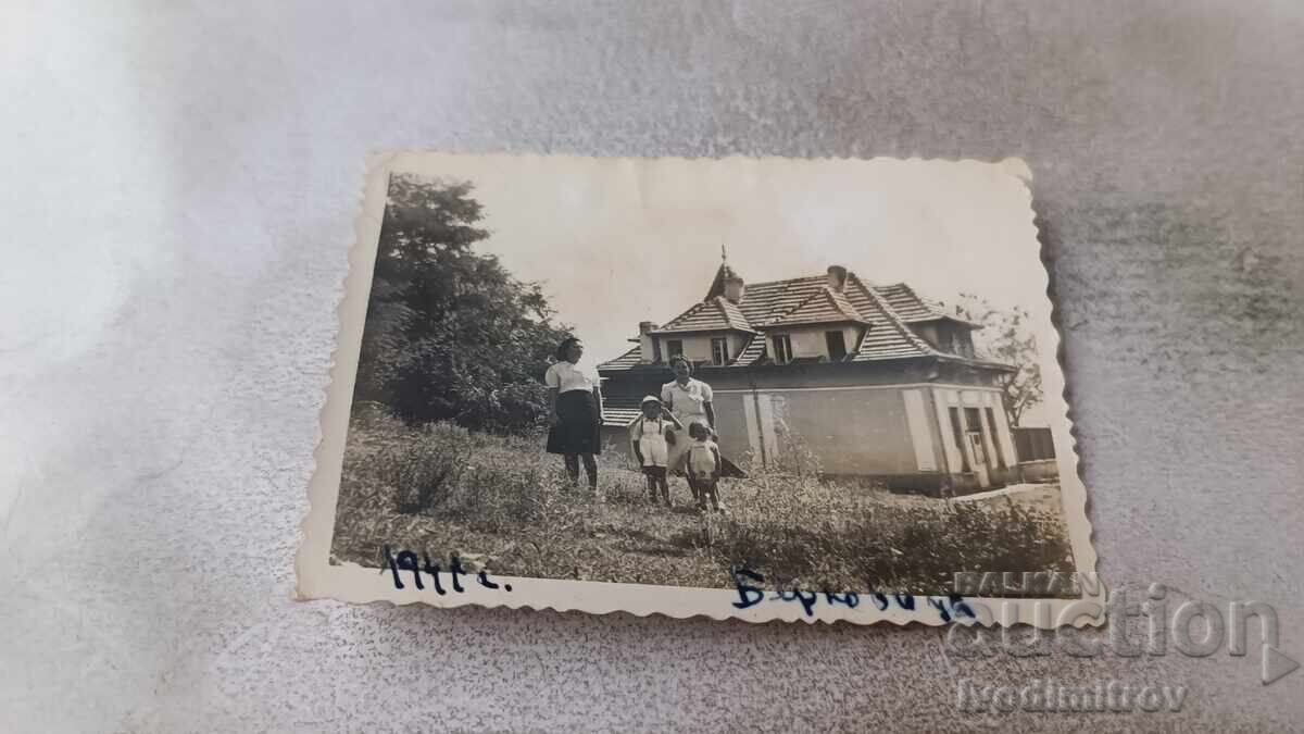 Photograph Berkovitsa Women and two children 1941