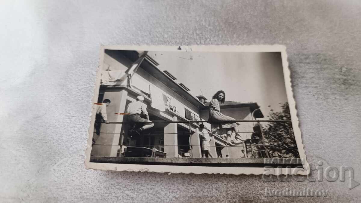 Снимка Берковица Младо момиче седнало на парапет 1943 Снимка Берковица Младо момиче седнало на парапет 1943