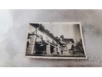 Fotografie Berkovitsa Fată tânără șezând pe balustradă 1943