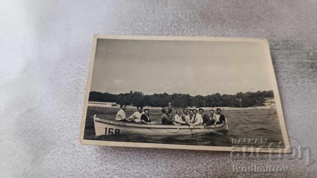 Снимка Младежи и девойки с лодка Бялото котенце в морето