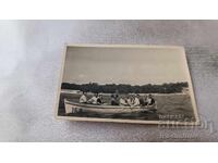 Φωτογραφία Νέων και κοριτσιών με βάρκα Το άσπρο γατάκι στη θάλασσα