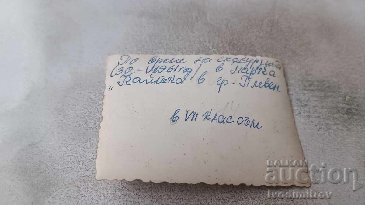 Φωτογραφία Πλέβεν Μαθητές από VII τάξη στο πάρκο Καĭlŭκα 1961 με τιμή 1.85 BGN | € 0.95