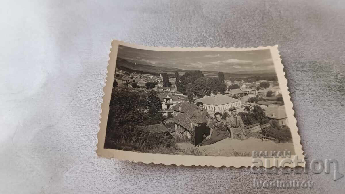 Снимка Офицер и двама мъже над града Снимка Офицер и двама мъже над града