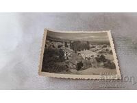 Снимка Офицер и двама мъже над града