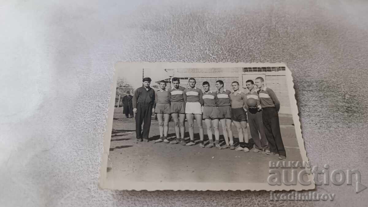 Снимка Гоце Делчев Окол. средн. първенци по волейбол 1955