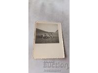 Fotografie Pirin Tineri și tinere pe poiană lângă lacul Papaz-Ghiol