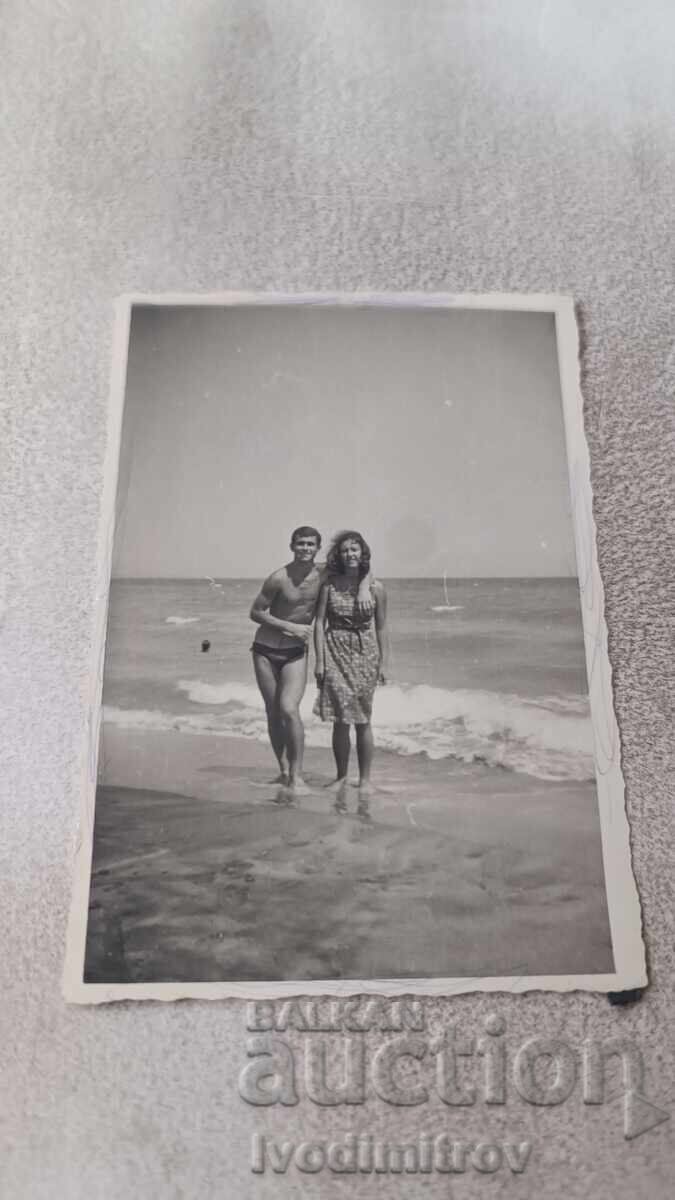 Fotografie Tineri și tinere pe malul mării Fotografie Tineri și tinere pe malul mării