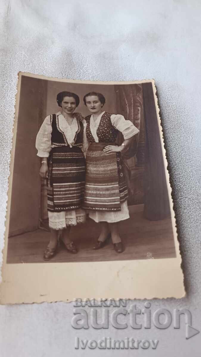 Снимка София Две млади момичета с народни носии 1939 Снимка София Две млади момичета с народни носии 1939