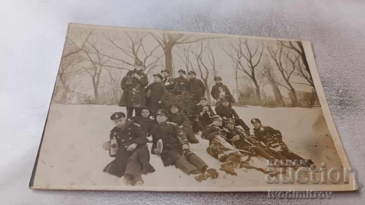 Fotografie Varna Tineri din clasa a IV-a - b în parc iarna Fotografie Varna Tineri din clasa a IV-a - b în parc iarna
