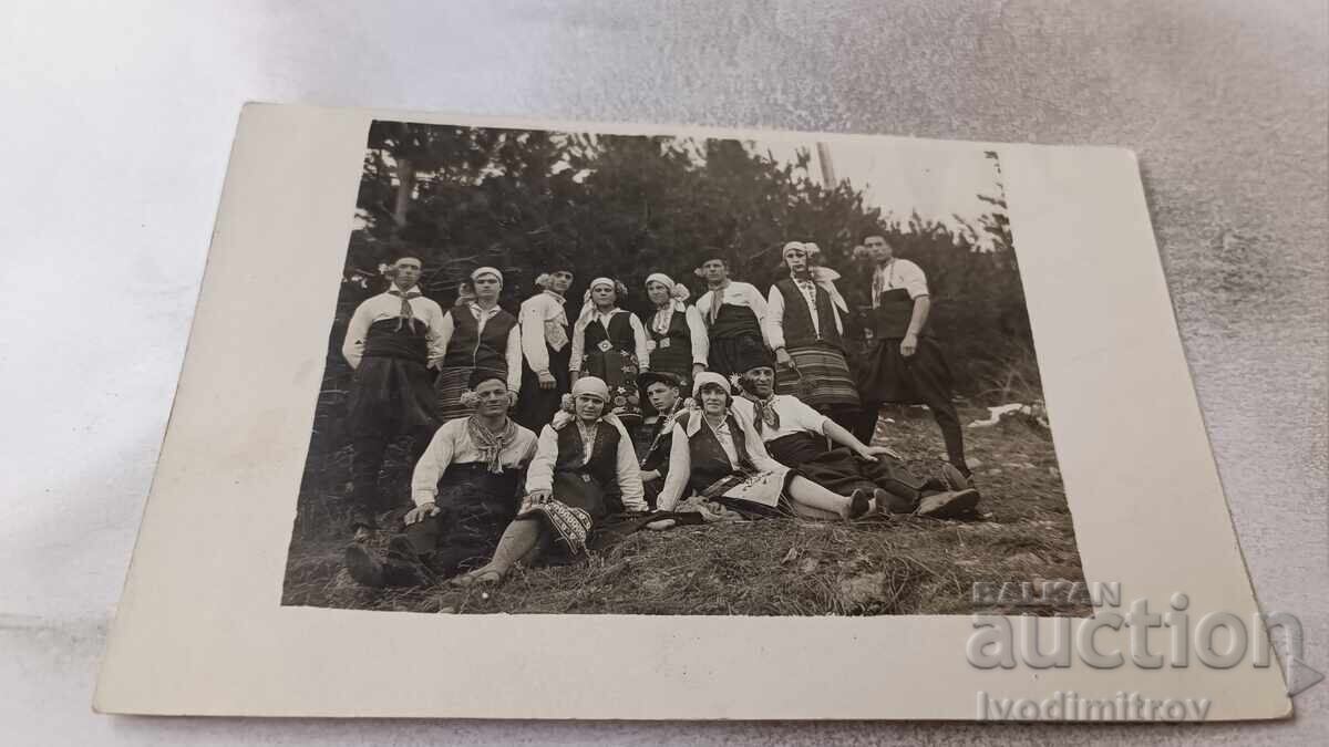 Photo Young men and women in the forest