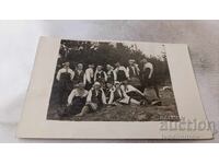 Photo Young men and women in the forest