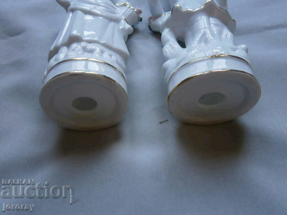 Auction  A pair of porcelain figures