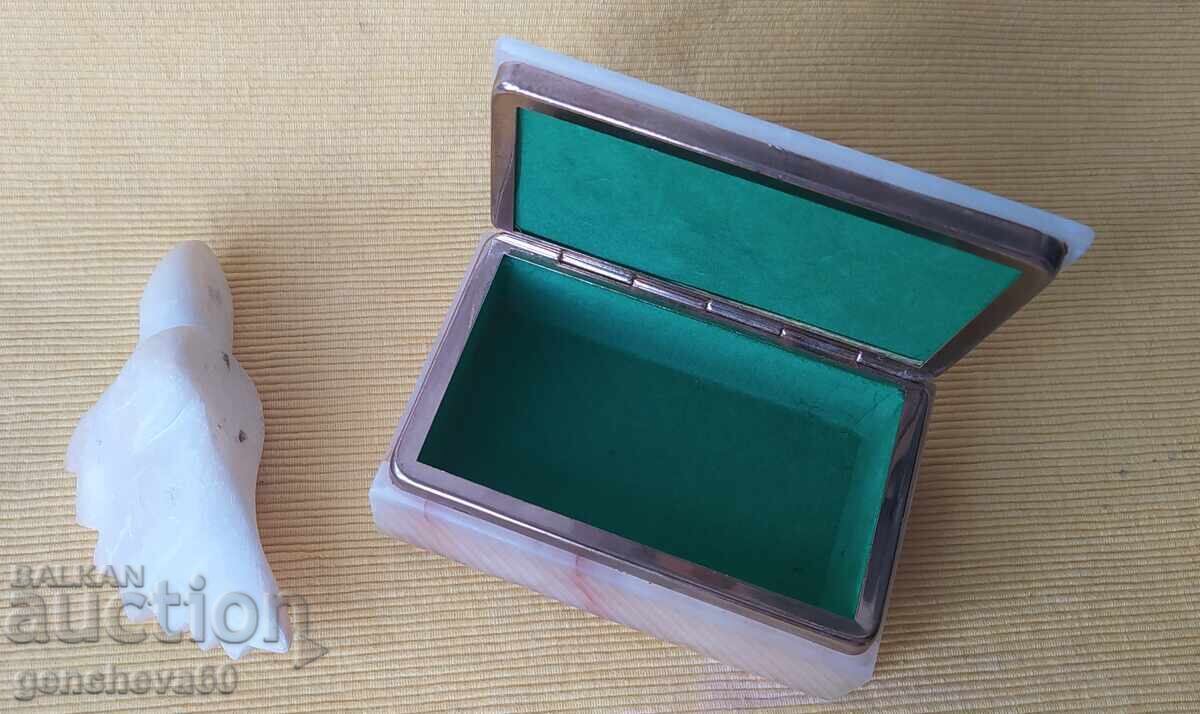 Livrarea Cutie de bijuterii și figurină din marmură