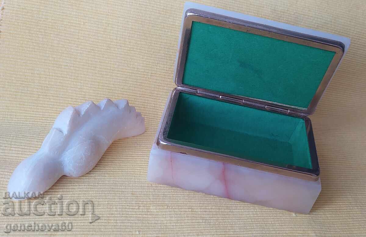 Μαρμάρινο κουτί κοσμημάτων και ειδώλιο